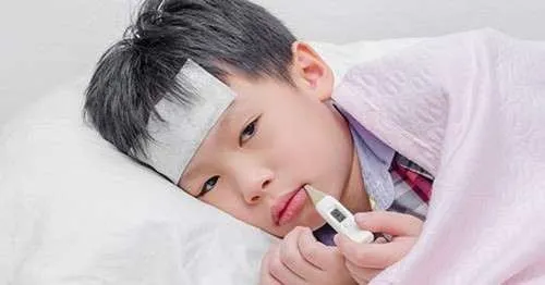 Trẻ bị sốt cao cần lựa chọn đúng phương pháp hạ sốt