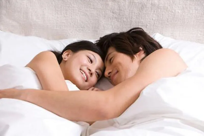 Cặp đôi hạnh phúc, minh họa lợi ích của thủ dâm nữ đối với đời sống tình dục