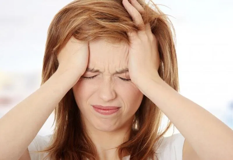 Người bị đau đầu, tác dụng phụ của mỡ tra mắt Tetracyclin