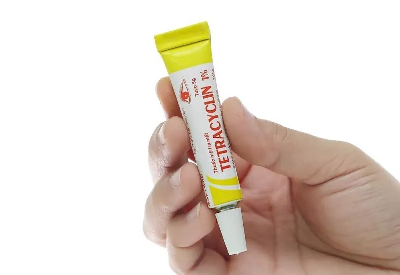 Đóng nắp tuýp mỡ tra mắt Tetracyclin đúng cách sau khi dùng