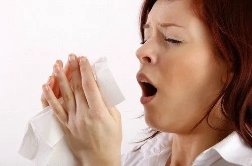 Người bị hắt xì hơi do dị ứng hoặc phản xạ tự nhiên của mũi