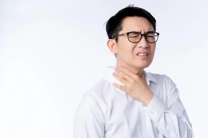 Bệnh nhân tuyến giáp đang trao đổi với bác sĩ về việc sử dụng thực phẩm chức năng