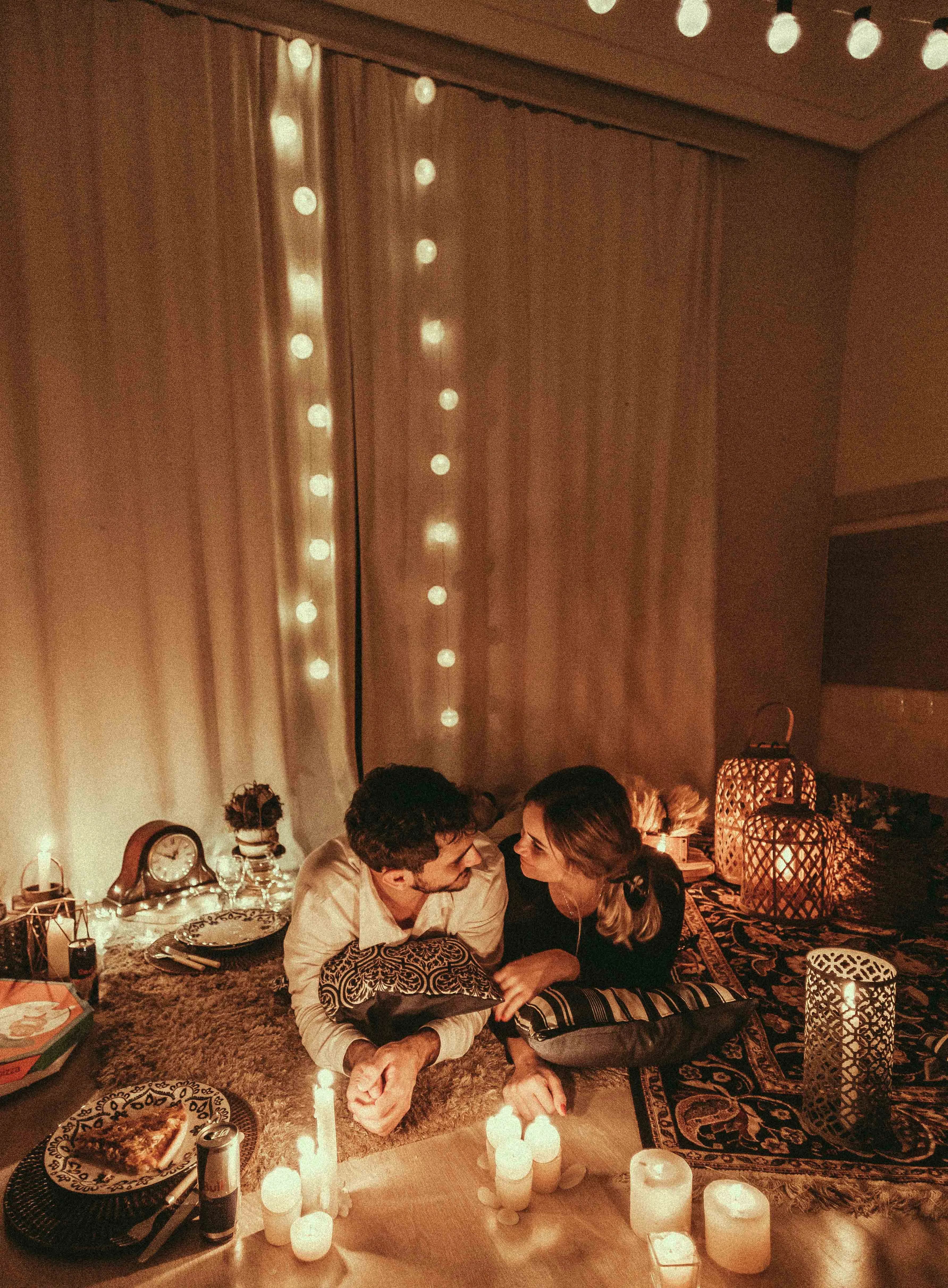 Cảnh lãng mạn dưới ánh nến, minh họa cách Song Tử trân trọng tình yêu