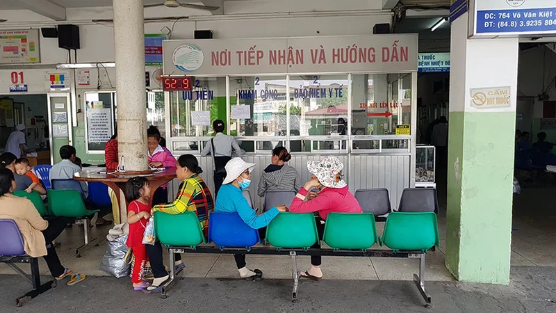 Khu vực tiếp nhận bệnh nhân và đăng ký khám bệnh tại Bệnh viện Nhiệt đới TPHCM