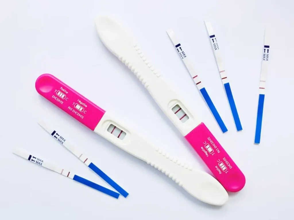 Minh họa que thử thai dương tính với hai vạch rõ, thường xuất hiện khi nồng độ hCG đã đủ cao để xác định thai kỳ