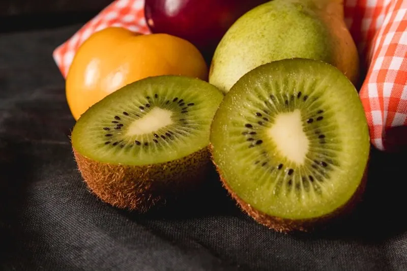 Bổ sung kiwi giàu vitamin C giúp làm sạch và khỏe mạnh mạch máu