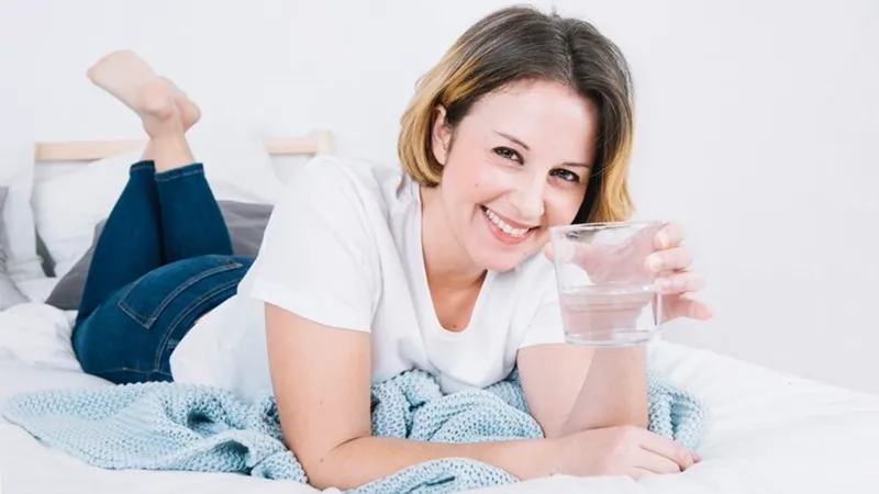 Uống đủ nước giúp tăng cường lưu thông máu và làm sạch mạch máu