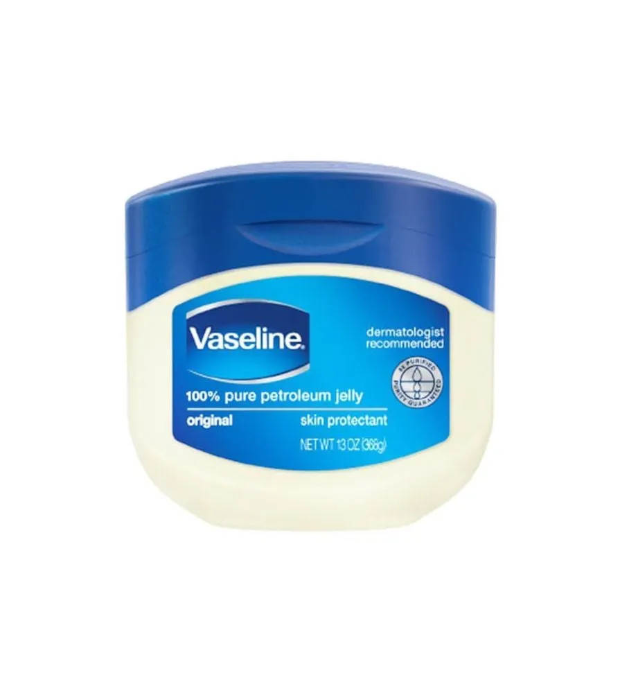 Vaseline có thể tạo cảm giác bóng nhờn và nặng trên môi khi bôi