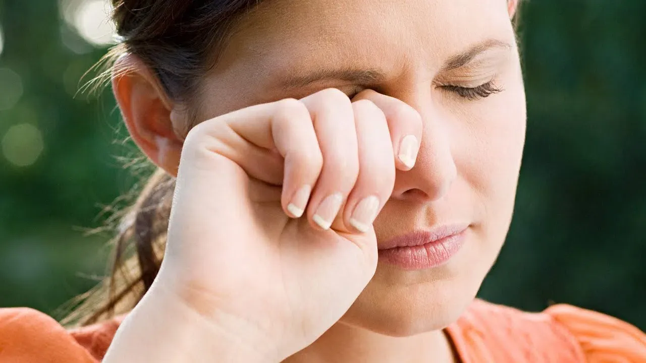 Giật mắt phải nữ