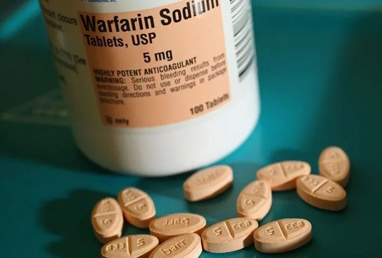 Hình ảnh viên thuốc Warfarin, một loại thuốc chống đông máu kháng vitamin K