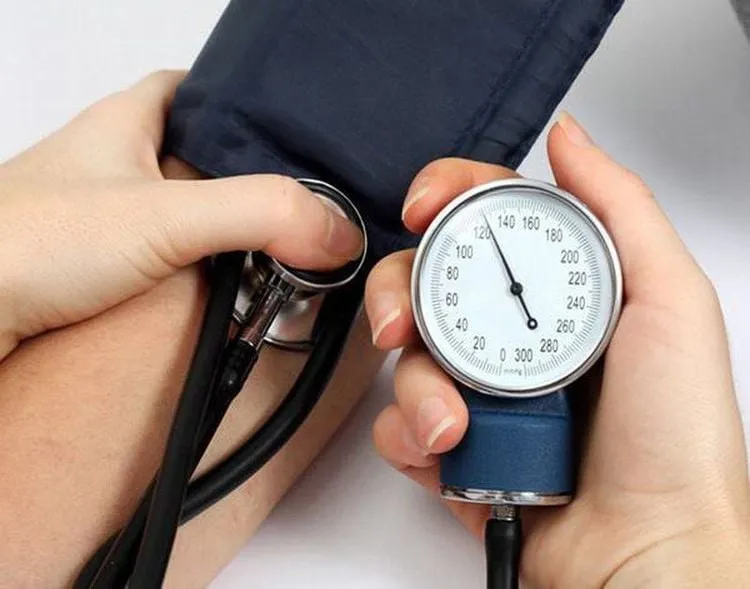 Người mắc bệnh huyết áp cao nên báo với bác sĩ trước khi dùng thuốc Diclofenac
