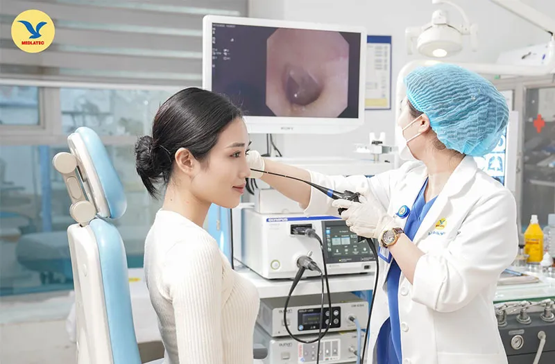 Hình ảnh minh họa cần thăm khám bác sĩ khi ngứa tai trái kéo dài hoặc ảnh hưởng thính lực