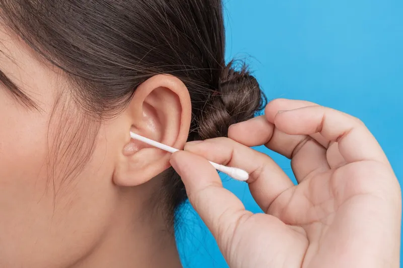 Cách phòng ngừa ngứa tai trái hiệu quả, bao gồm việc vệ sinh tai và lấy ráy tai