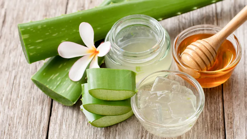 Thức uống nha đam mật ong với đá, minh họa liều lượng sử dụng 1-2 muỗng mỗi ngày