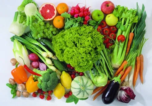 Các loại rau xanh, hoa quả, và ngũ cốc nguyên hạt giàu chất xơ và vitamin, tốt cho người triglyceride cao.
