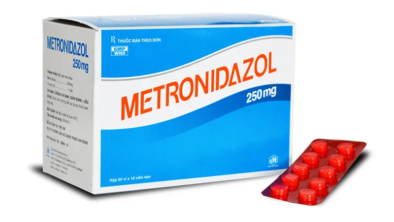 Thuốc Metronidazole uống, một loại kháng sinh phổ biến trị viêm phụ khoa