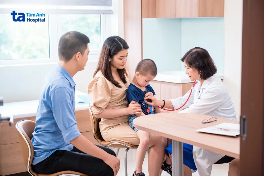 Cha mẹ đưa trẻ đến bệnh viện thăm khám khi cần sử dụng kháng sinh hoặc gặp tác dụng phụ