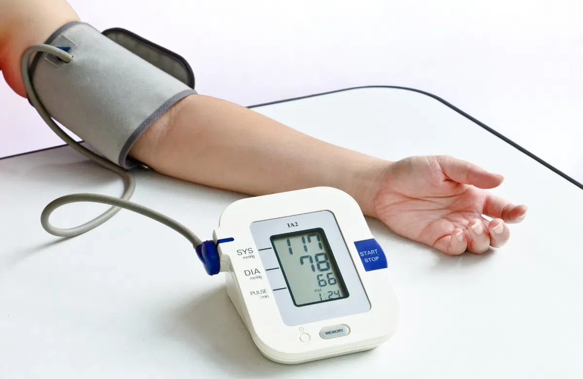 Máy đo huyết áp, minh họa tác động của việc uống lá ổi lên huyết áp.
