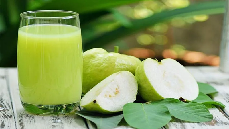 Kết hợp ăn quả ổi giàu vitamin và chất xơ cùng nước lá ổi để tăng cường lợi ích giảm cân.