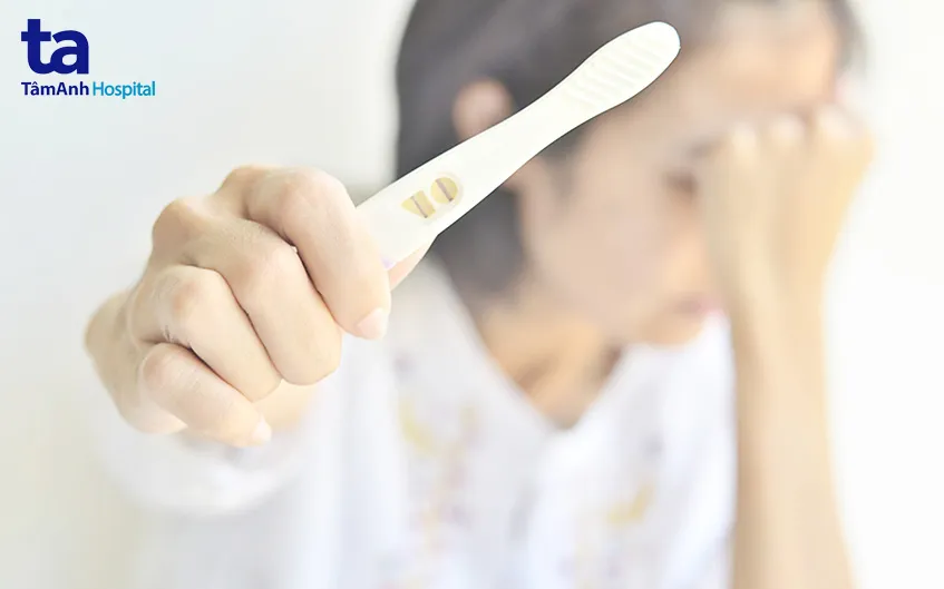 Que thử thai với kết quả dương tính, biểu thị khả năng mang thai sau khi dùng thuốc tránh thai khẩn cấp