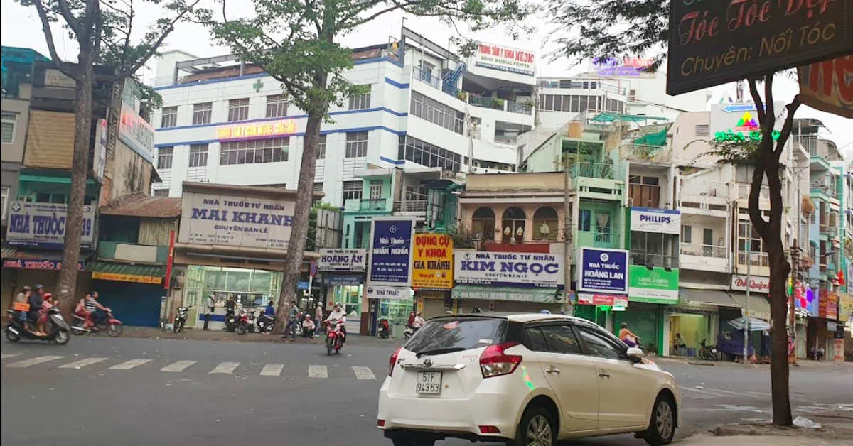 Bên ngoài Phòng khám Đa khoa Medic Hòa Hào tại địa chỉ 254 Hòa Hảo, Quận 10, TP.HCM