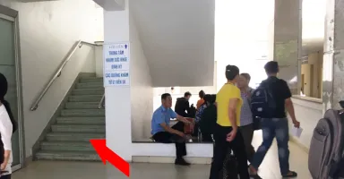 Lối lên Trung tâm khám sức khỏe định kỳ tại Bệnh viện 108 (mũi tên)