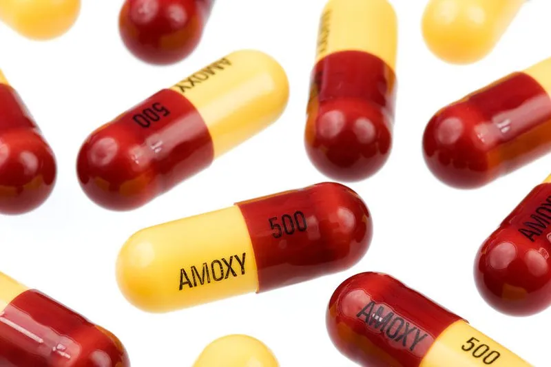 Vỉ thuốc kháng sinh Amoxicillin thường dùng trị viêm họng do vi khuẩn