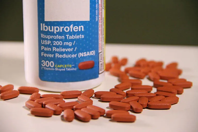 Thuốc Ibuprofen giúp giảm sốt, đau nhức do viêm họng