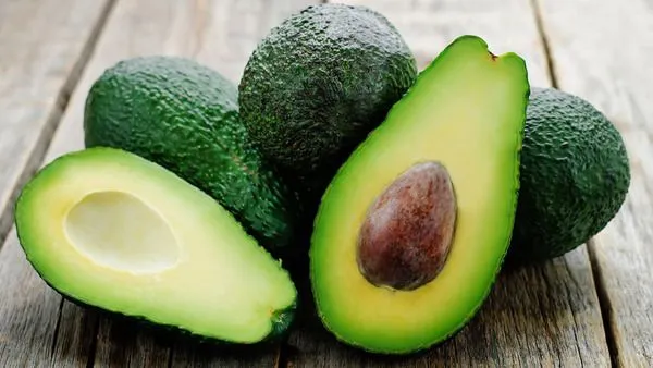 Quả bơ giàu Vitamin E chống gãy rụng tóc