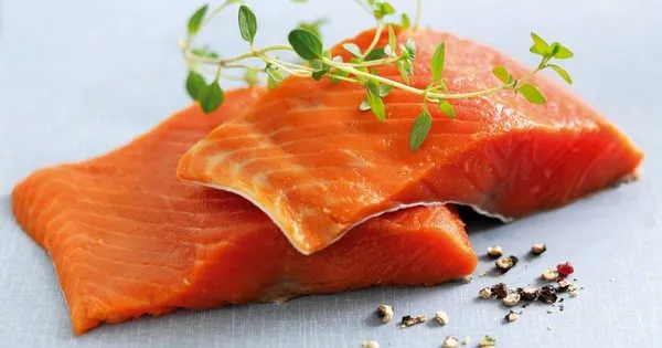 Cá hồi giàu Omega 3 tốt cho tóc