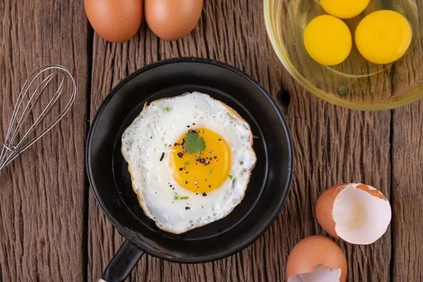Trứng chứa protein và biotin giúp tóc chắc khỏe