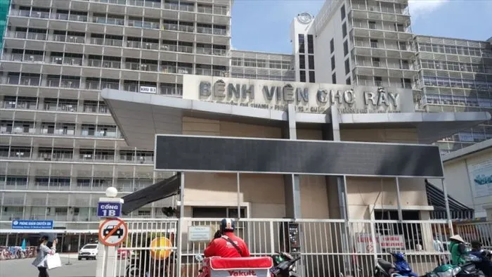 Bên ngoài tòa nhà Bệnh viện Chợ Rẫy