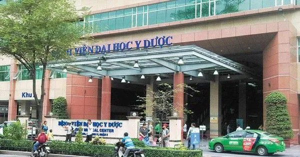 Bên ngoài tòa nhà Bệnh viện Đại học Y Dược TP. Hồ Chí Minh