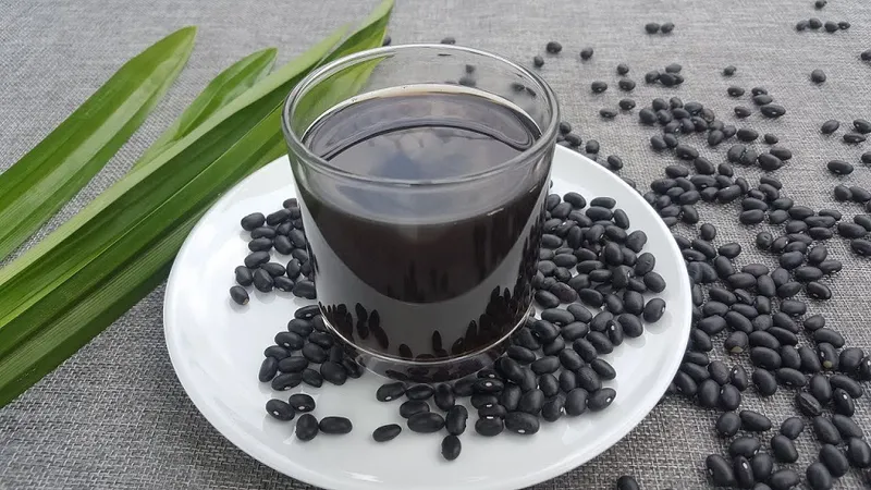Nước đậu đen - thức uống hỗ trợ người bệnh gút trong việc giảm triệu chứng