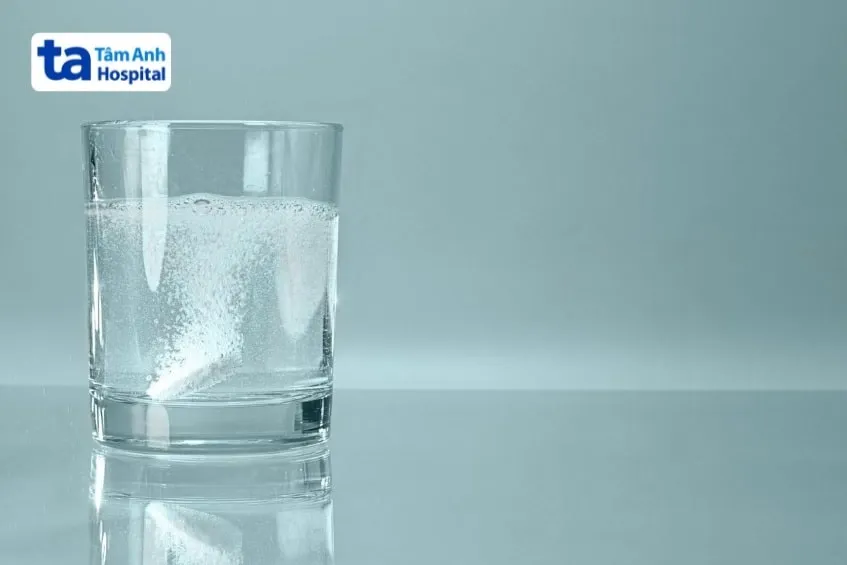 Hướng dẫn pha và uống viên sủi hạ sốt paracetamol trong cốc nước