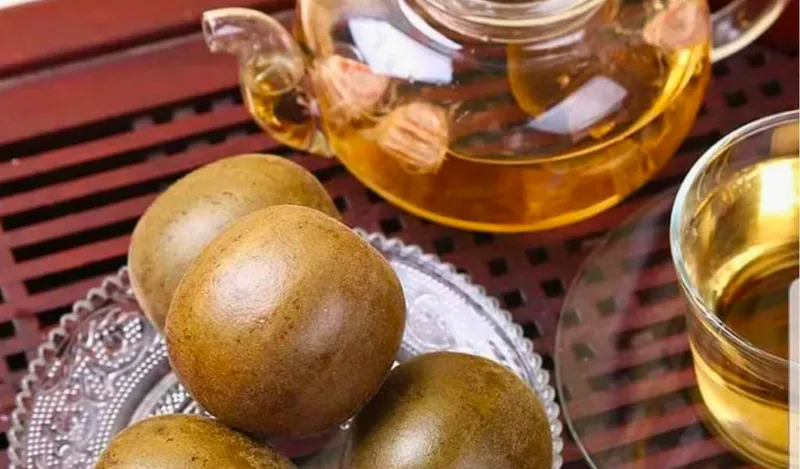 Bình nước la hán quả đã nấu, minh họa cách bảo quản trong tủ lạnh