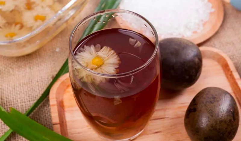 Ly nước la hán quả màu vàng nâu, giải nhiệt và giải độc hiệu quả