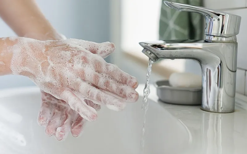 Rửa tay sạch trước khi dùng viên đặt hậu môn giảm đau
