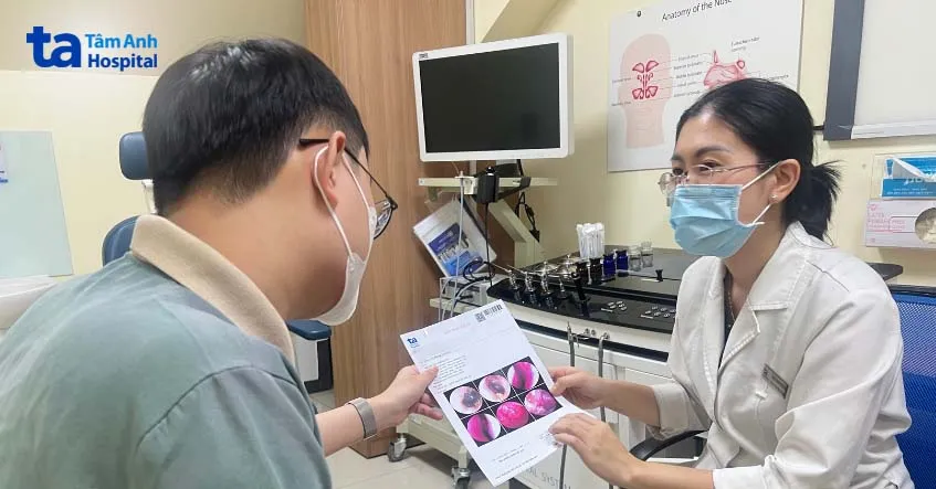 Bác sĩ chuyên khoa tai mũi họng tư vấn giải pháp điều trị chảy nước mũi.