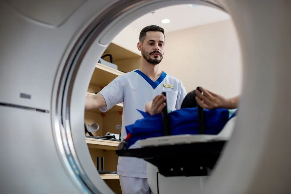 Máy MRI hỗ trợ chẩn đoán ung thư tuyến giáp di căn, cho hình ảnh chi tiết khối u và mức độ xâm lấn
