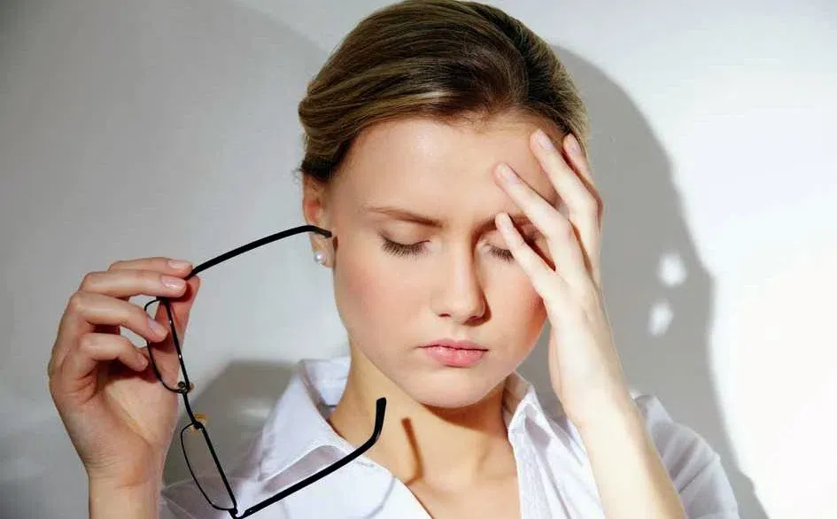 Mô tả y học về hiện tượng nháy mắt trái, chỉ ra các yếu tố cơ thể có thể gây co giật mí mắt.