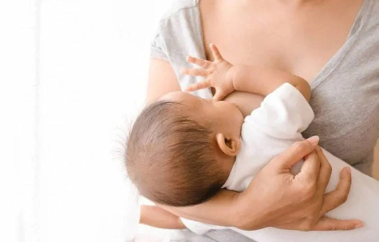Phụ nữ đang cho con bú, cần hỏi ý kiến bác sĩ trước khi dùng thuốc dị ứng