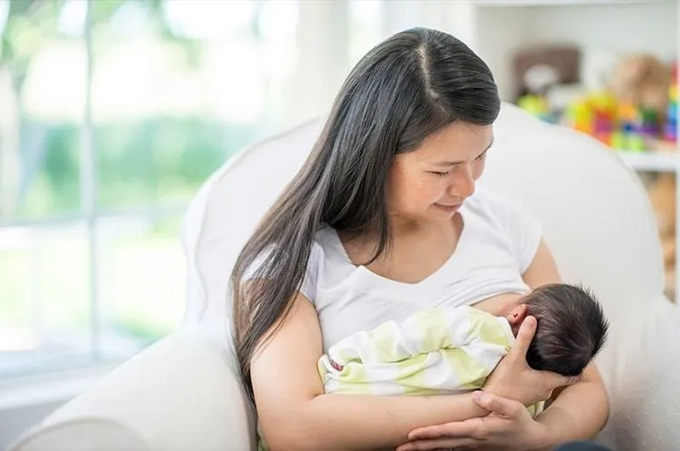 Lưu ý khi dùng thuốc Mucosta 100mg: Phụ nữ đang cho con bú nên tránh sử dụng theo khuyến cáo y tế
