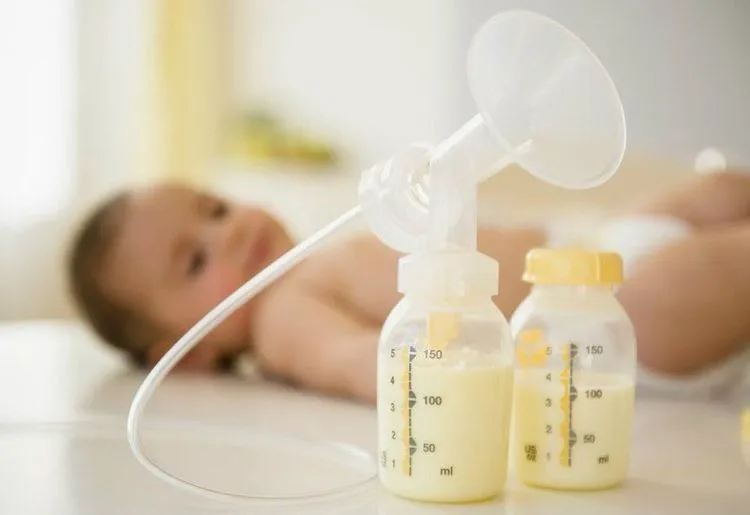 Hình ảnh em bé đang bú mẹ, minh họa sữa mẹ cung cấp dinh dưỡng thiết yếu và hỗ trợ tiêu hóa cho trẻ sơ sinh