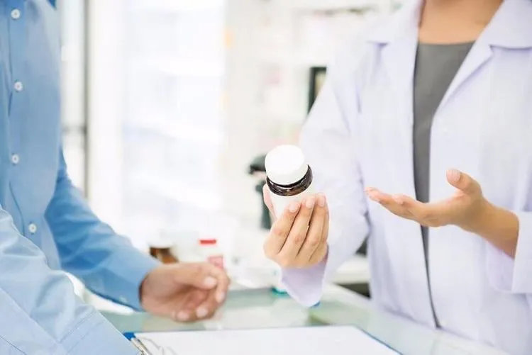 Bệnh nhân tham khảo ý kiến bác sĩ về cách sử dụng thuốc Arcoxia 120mg an toàn và hiệu quả