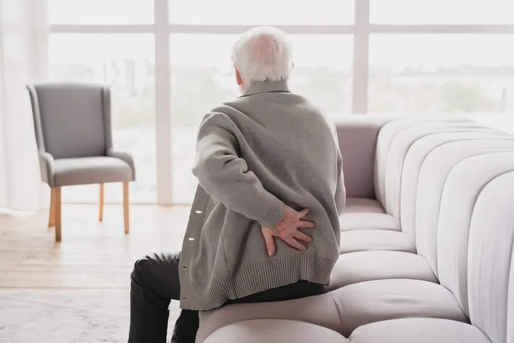 Những lưu ý khi sử dụng miếng dán giảm đau, hình ảnh một người đang tháo miếng dán trên cánh tay