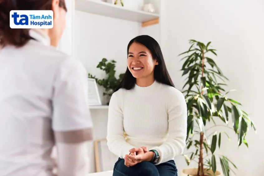 Hình ảnh bệnh nhân trao đổi với bác sĩ về việc sử dụng thuốc Duphaston