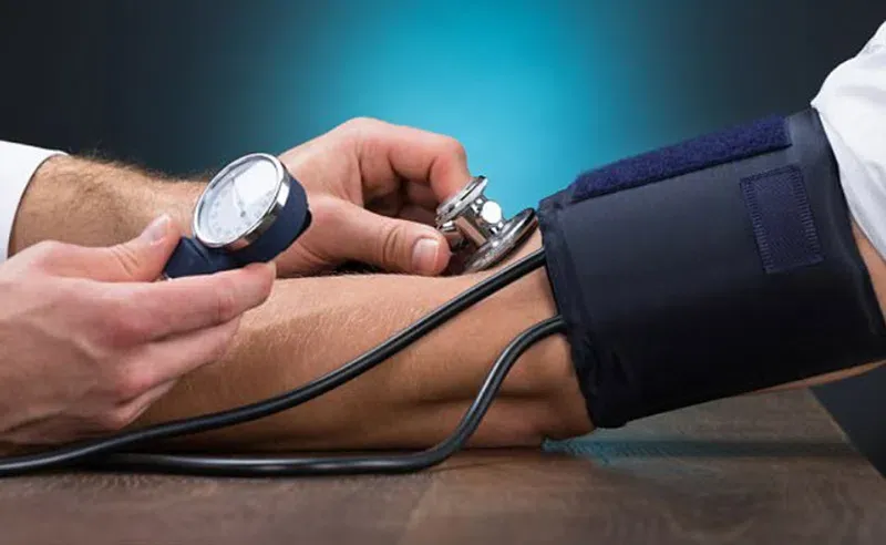 Uống trà nhân trần có thể giúp hỗ trợ hạ và ổn định huyết áp cho người bệnh.