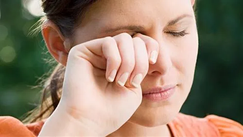 Người phụ nữ nháy mắt phải - Điềm báo hay vấn đề sức khỏe?