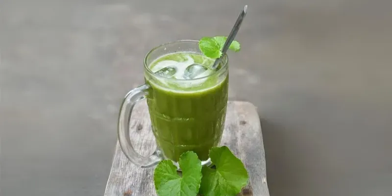 Ly nước rau má nguyên chất, minh họa lượng calo thấp.